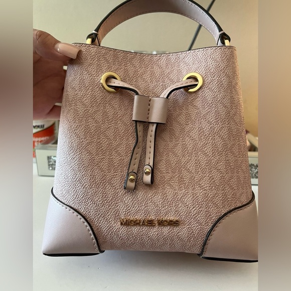 Michael Kors Mercer bucket bag - Picture 2 of 5
